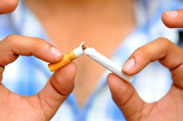 Полный отказ от курения - одна из мер профилактики бронхиальной астмы