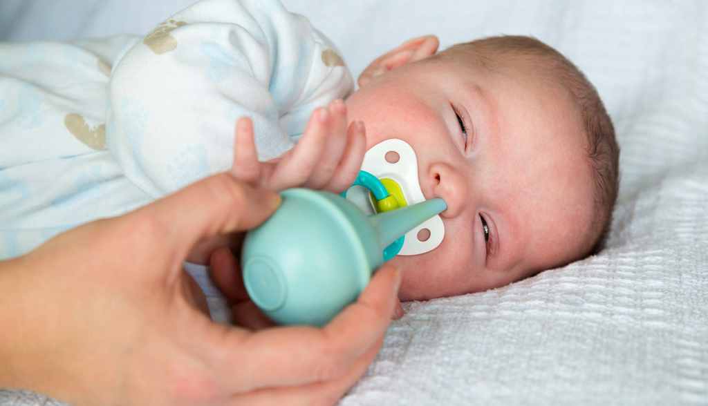 Промывание носа ребенку лучше проводить перед сном