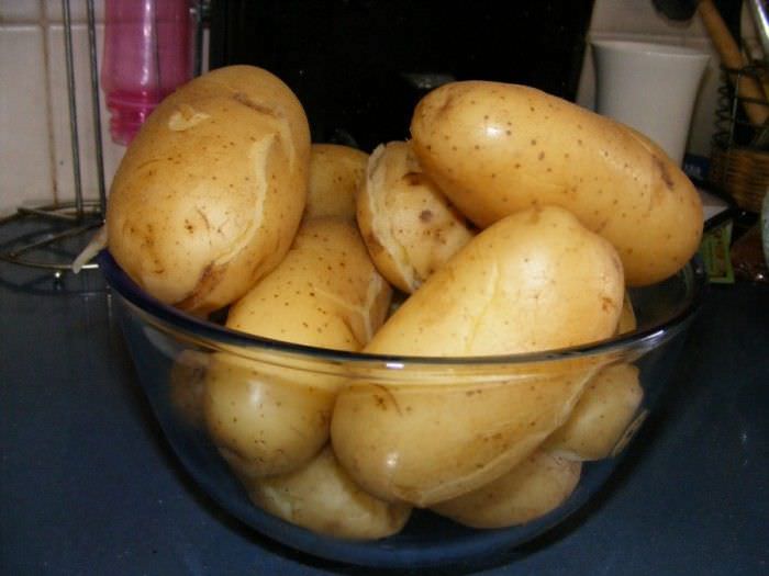 Пар от горячего картофеля - отличное средство от сухого кашля.