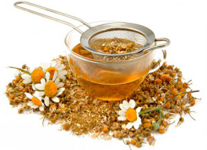 Употребление теплых чаев на основе трав также поможет в борьбе с недугом